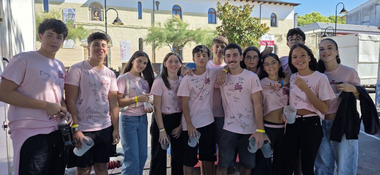 Grupo de jóvenes con camisetas rosas durante las fiestas en Villafranca del Bierzo