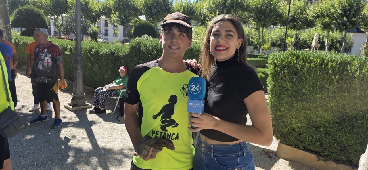 Dos personas sonrientes en las fiestas de Villafranca del Bierzo