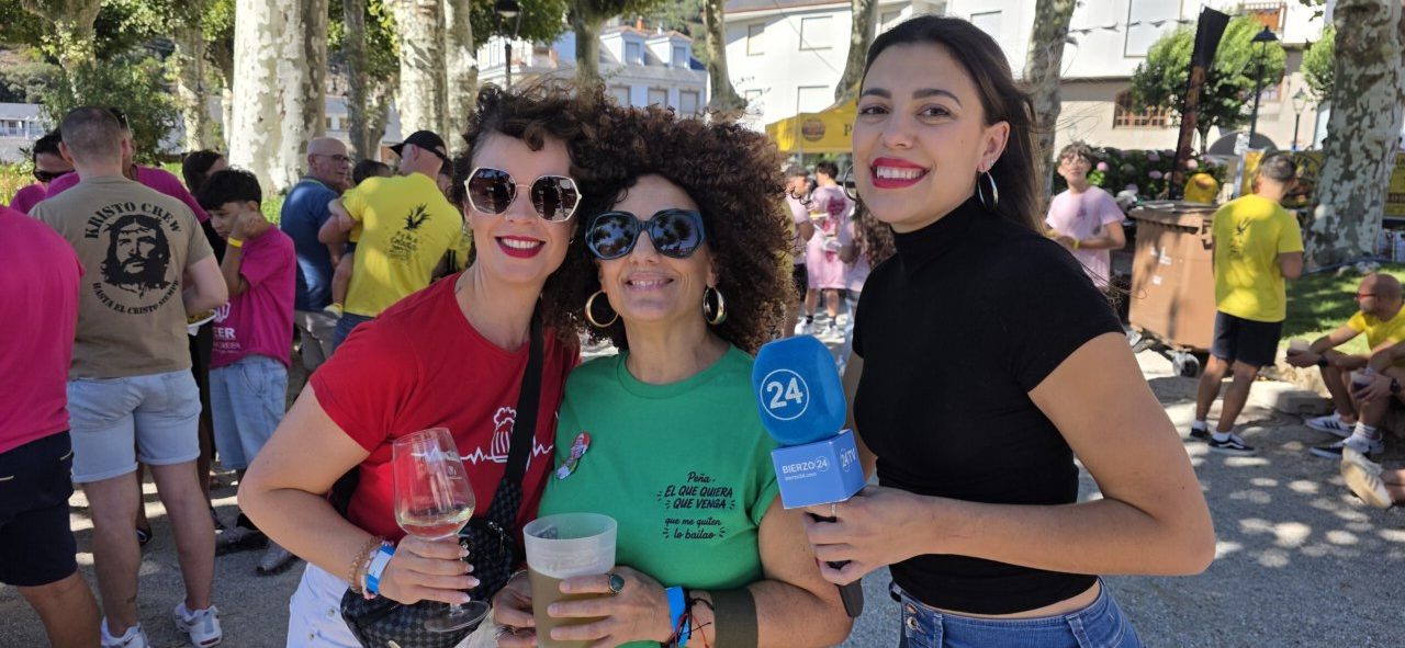 Grupo de personas disfrutando en las Fiestas del Cristo en Villafranca del Bierzo