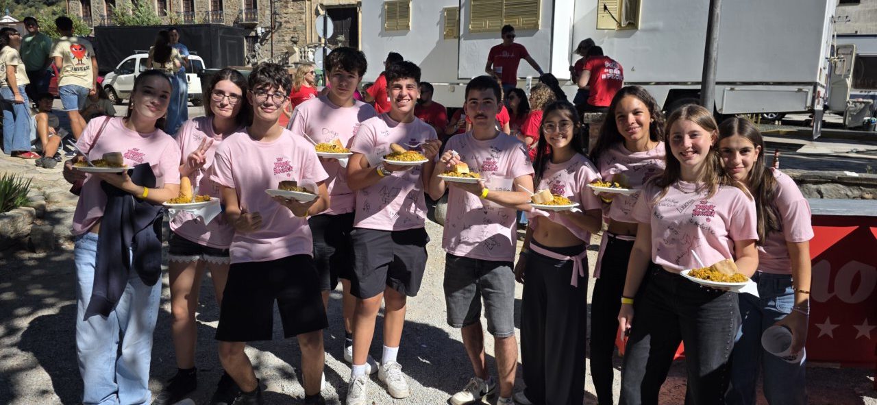 Grupo de jóvenes disfrutando de la comida en las fiestas de Villafranca del Bierzo