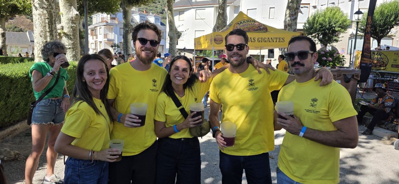 Grupo de personas con camisetas amarillas disfrutando en las fiestas de Villafranca del Bierzo