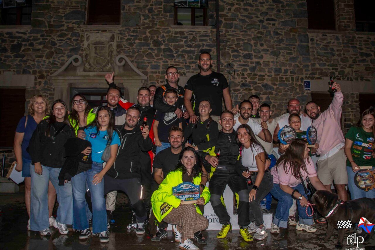 Grupo de participantes del Rallysprint Villa de Toreno celebrando juntos