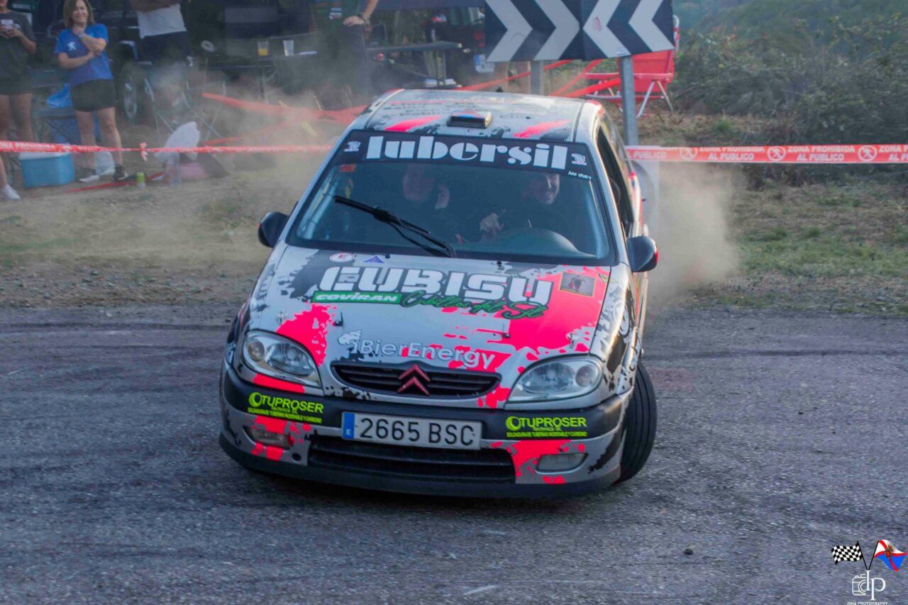 Coche de rally en acción durante el Rallysprint Villa de Toreno
