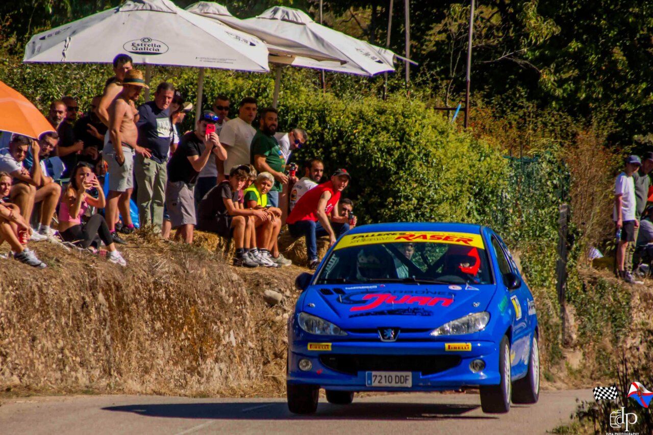 Coche de rally en el Rallysprint Villa de Toreno con espectadores