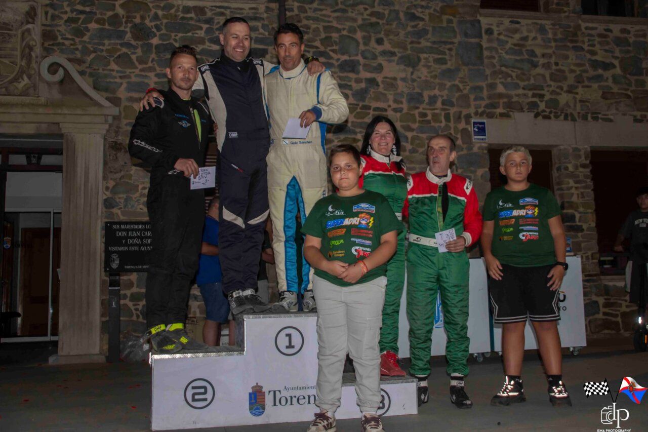 Participantes del Rallysprint Villa de Toreno en el podio de premiación