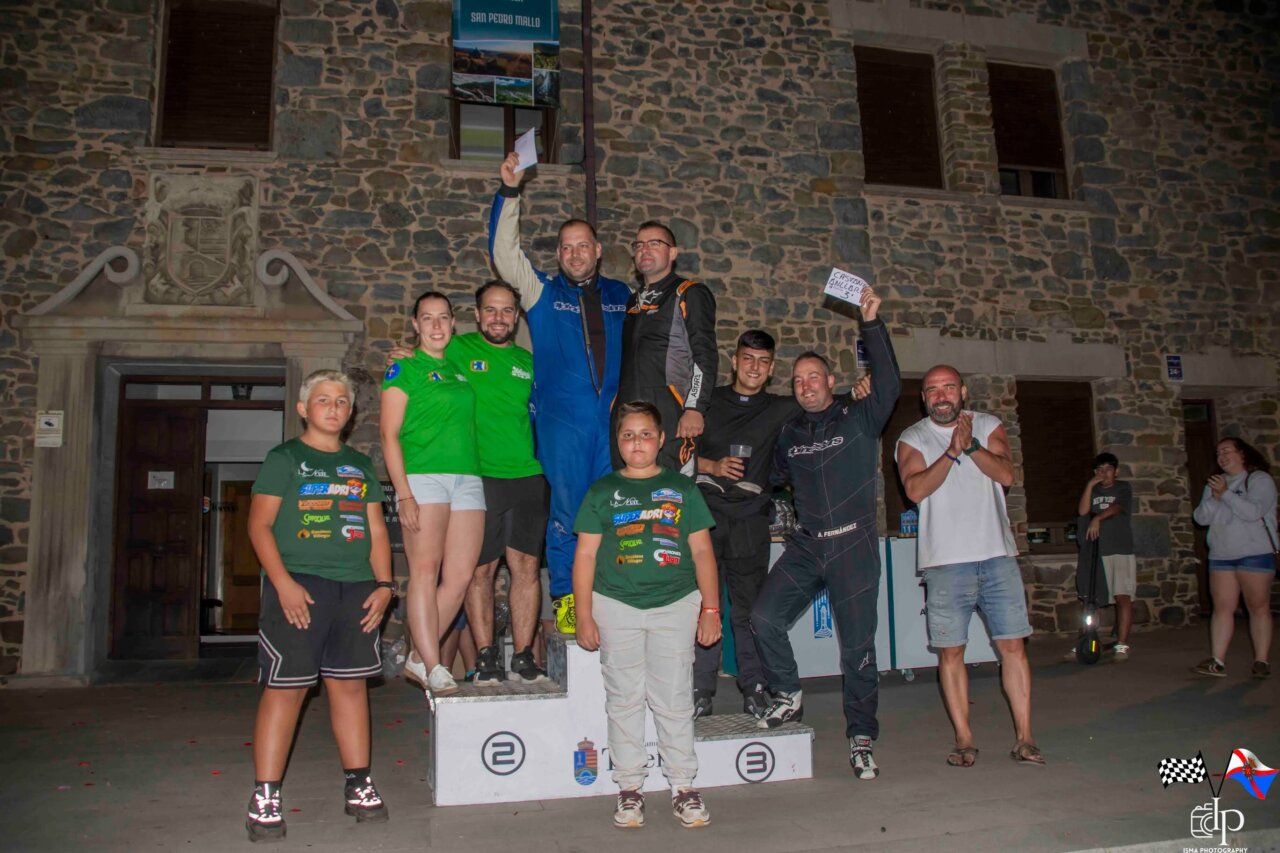 Participantes del Rallysprint Villa de Toreno en el podio de premiación