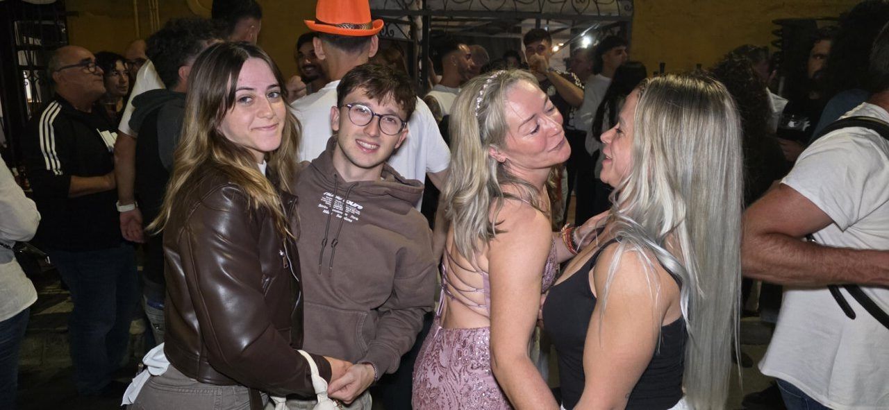 Grupo de amigos disfrutando en la Ruta de la Cerveza en Camponaraya