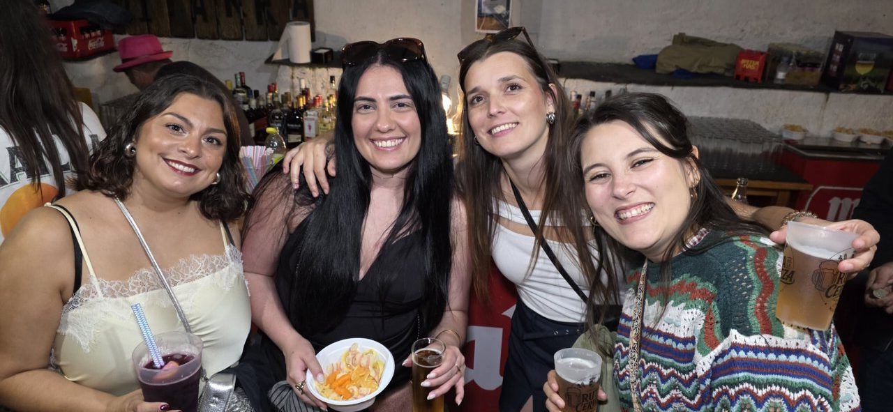 Grupo de amigas disfrutando en la Ruta de la Cerveza en Camponaraya