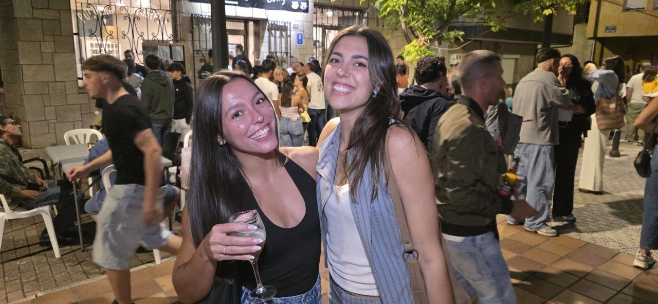 Dos mujeres sonrientes disfrutando de la Ruta de la Cerveza en Camponaraya