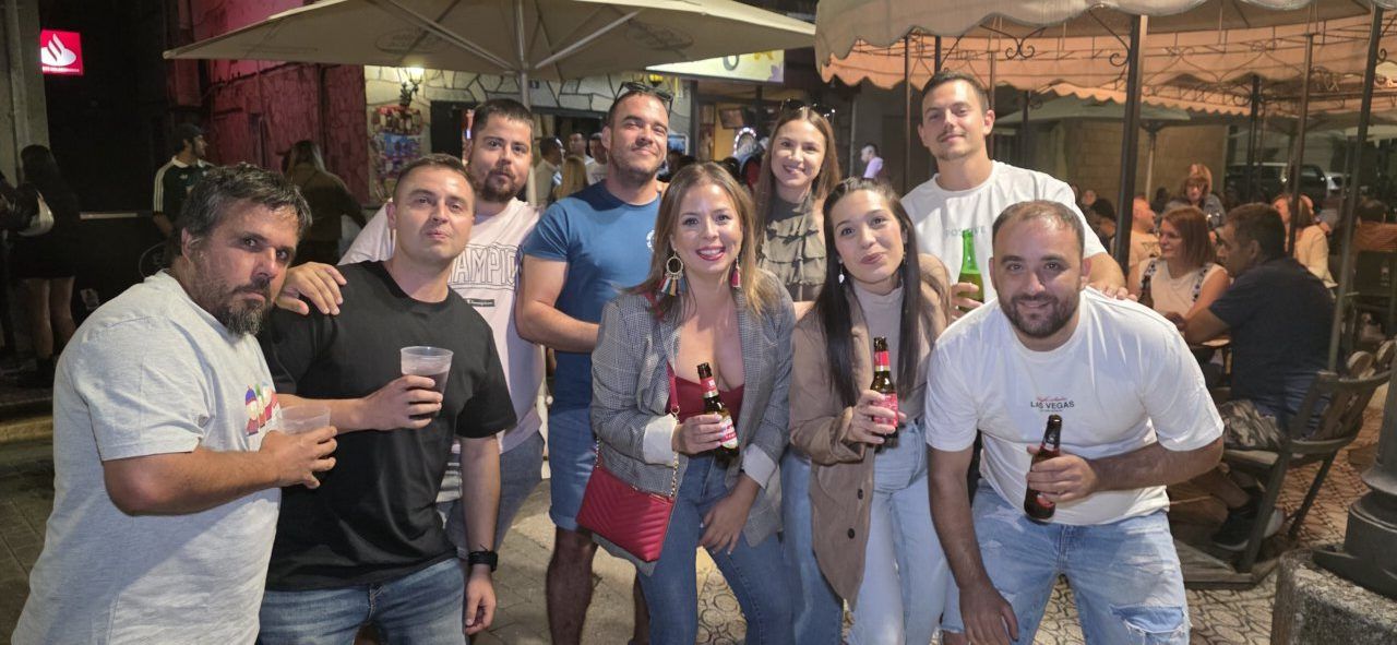 Grupo de amigos disfrutando en la Ruta de la Cerveza en Camponaraya