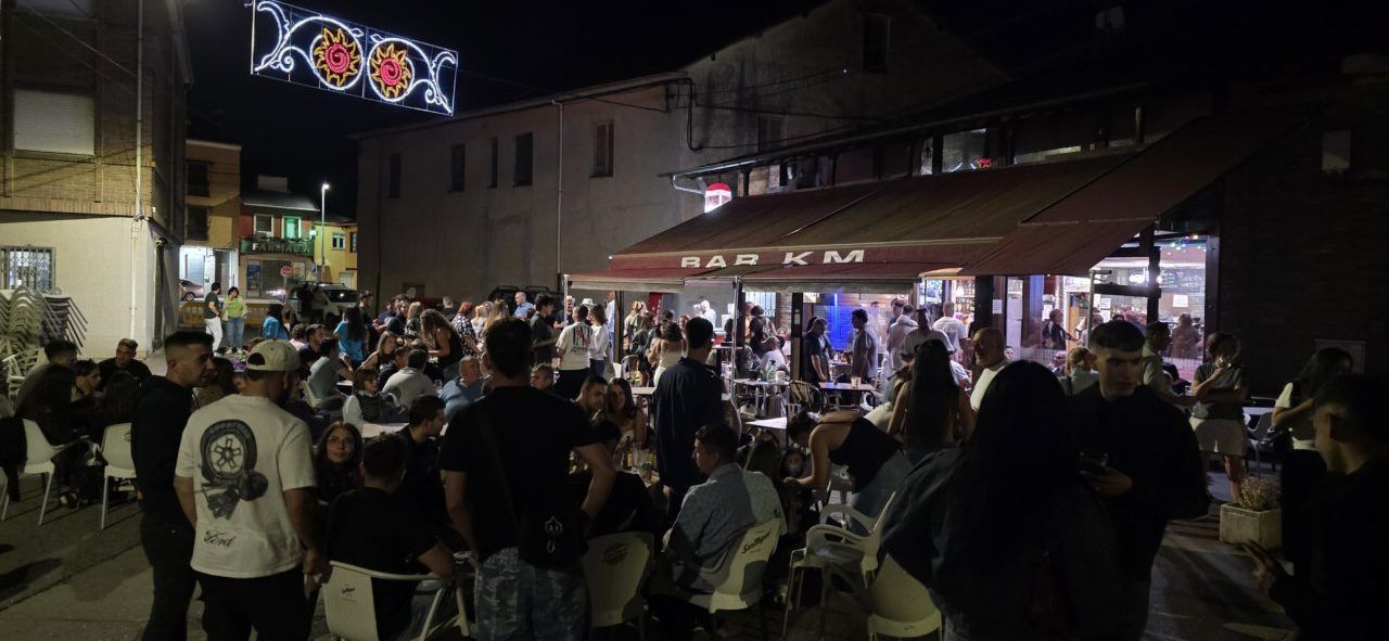 Gente disfrutando de la Ruta de la Cerveza en Camponaraya