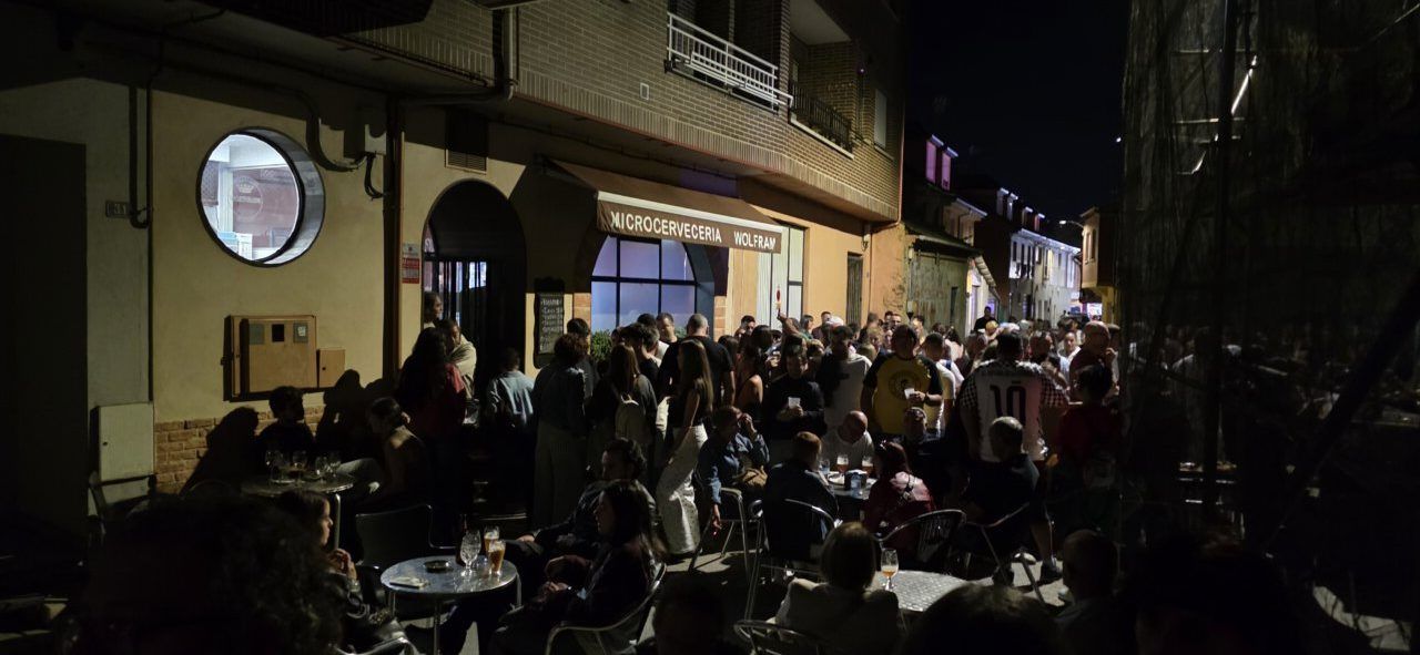 Multitud de personas disfrutando de la Ruta de la Cerveza en Camponaraya