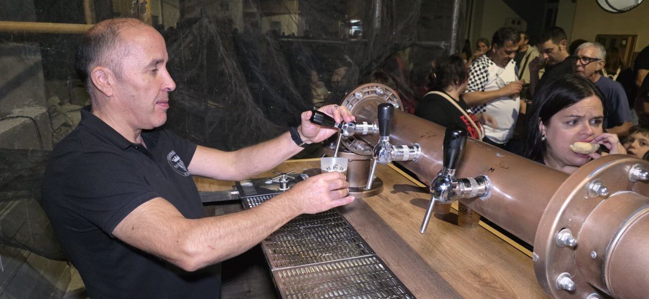 Persona sirviendo cerveza en la Ruta de la Cerveza en Camponaraya