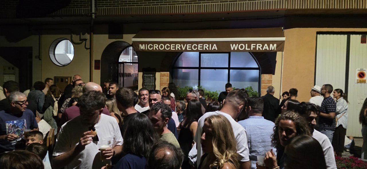 Multitud de personas disfrutando en la Ruta de la Cerveza en Camponaraya