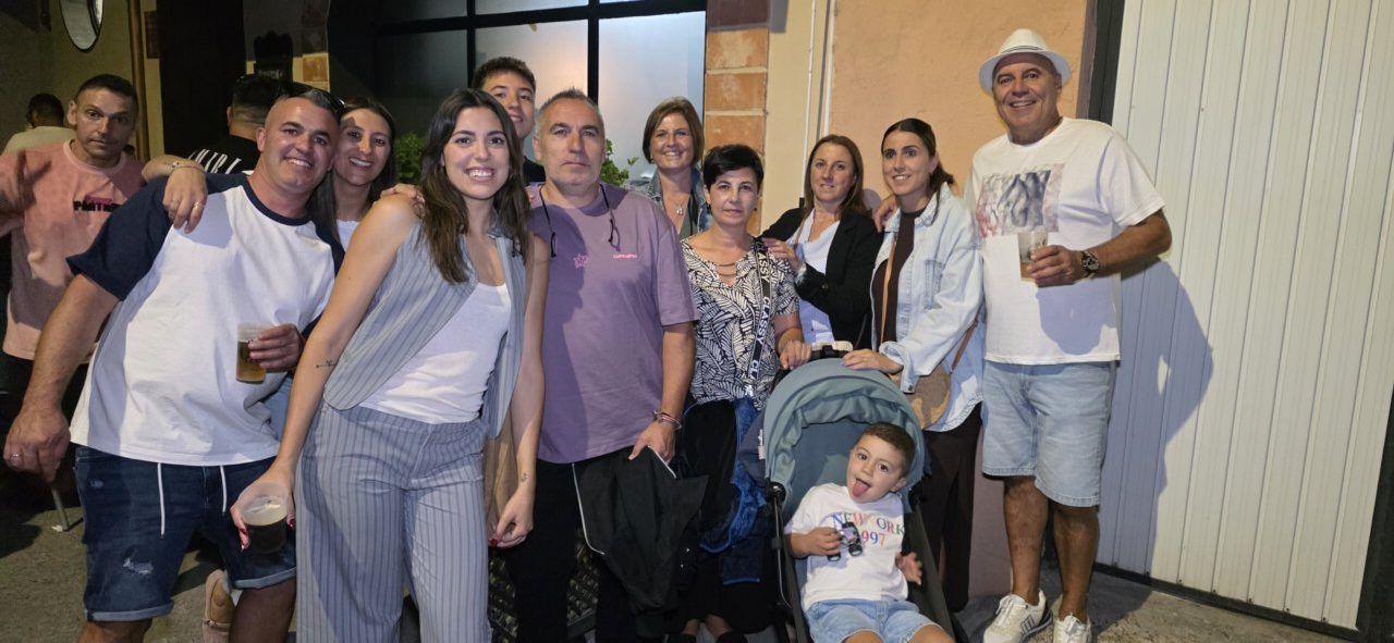 Grupo de personas disfrutando en la Ruta de la Cerveza en Camponaraya