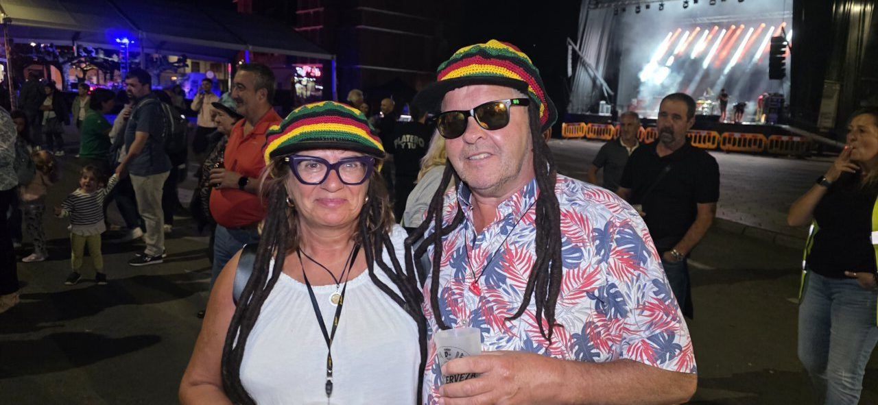 Pareja disfrutando de la Ruta de la Cerveza en Camponaraya