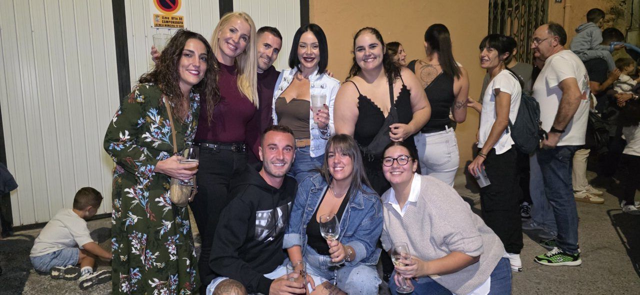Grupo de amigos disfrutando en la Ruta de la Cerveza en Camponaraya