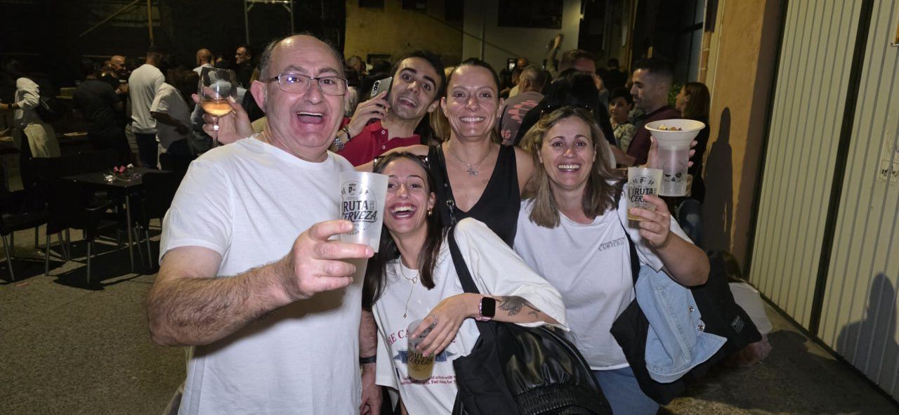 Grupo de amigos disfrutando en la Ruta de la Cerveza en Camponaraya
