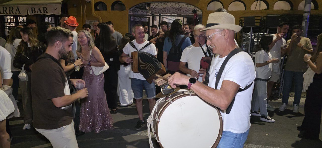 Personas disfrutando de la Ruta de la Cerveza en Camponaraya