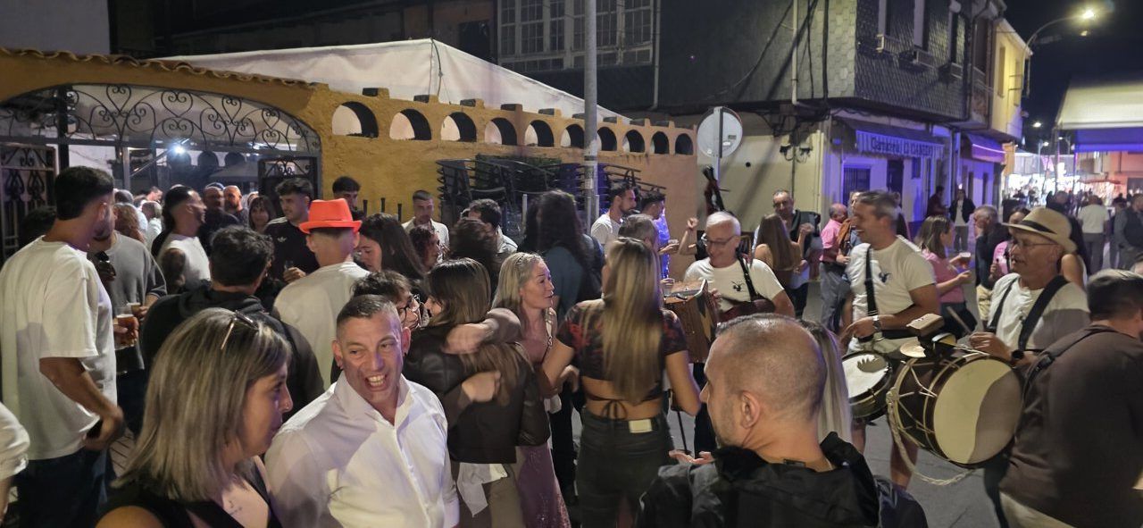 Gente disfrutando de la Ruta de la Cerveza en Camponaraya durante las fiestas