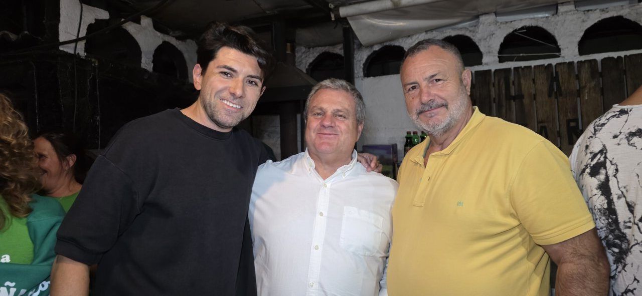 Tres hombres sonriendo en un bar durante la Ruta de la Cerveza en Camponaraya