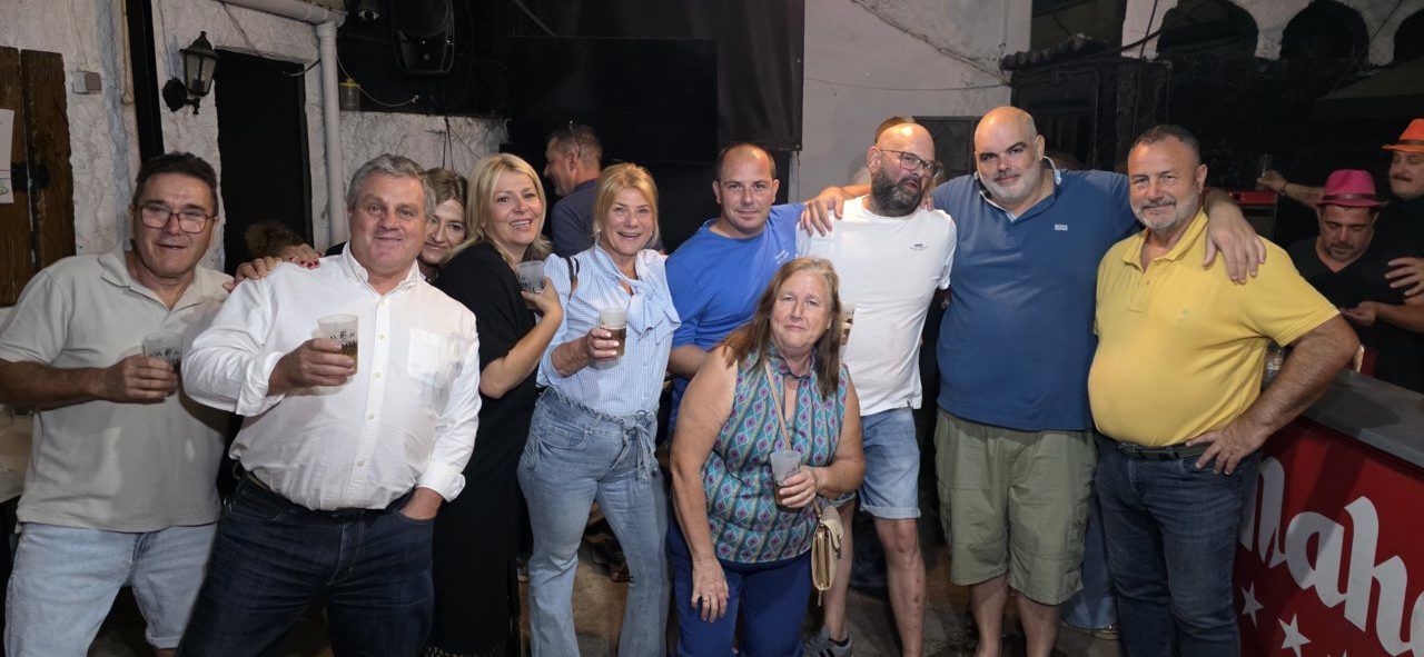 Grupo de amigos disfrutando en la Ruta de la Cerveza en Camponaraya