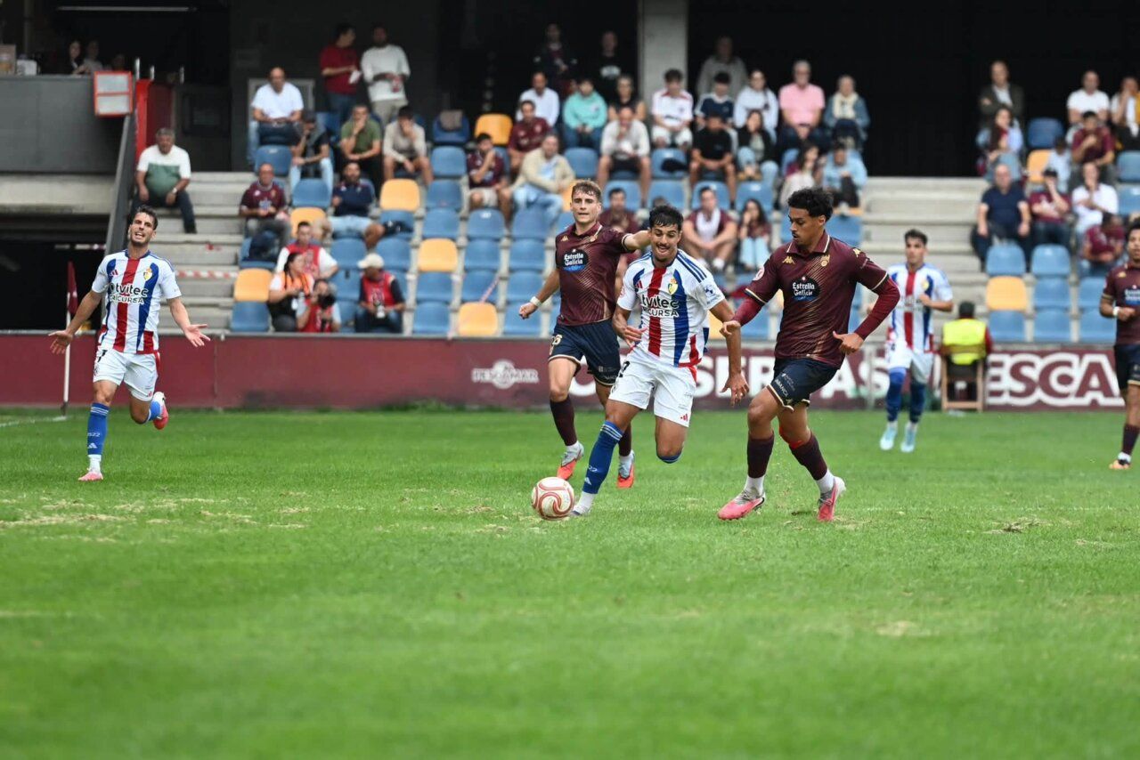 Jugadores de la SD Ponferradina en un partido en el Estadio Municipal de Pasarón