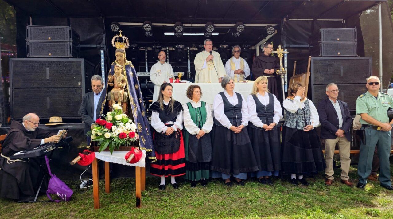 Multitudinaria procesión del Santo Milagre en O Cebreiro con fieles y sacerdotes.