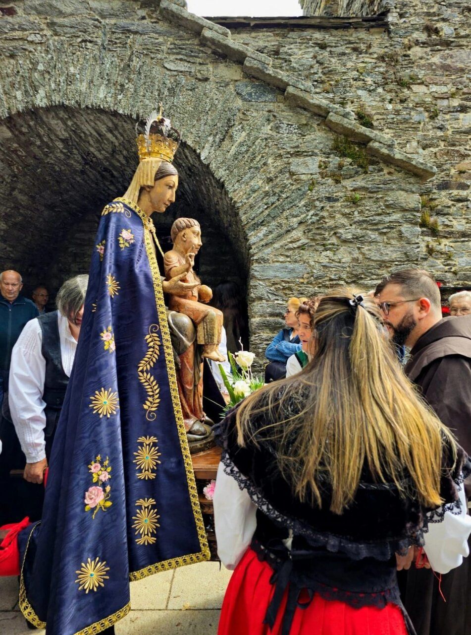 Imagen de la procesión del Santo Milagre en O Cebreiro con fieles y la Virgen