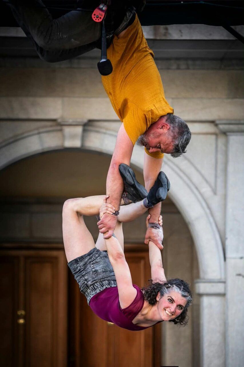 Actuación de circo en el II Festival de Otoño en Las Médulas