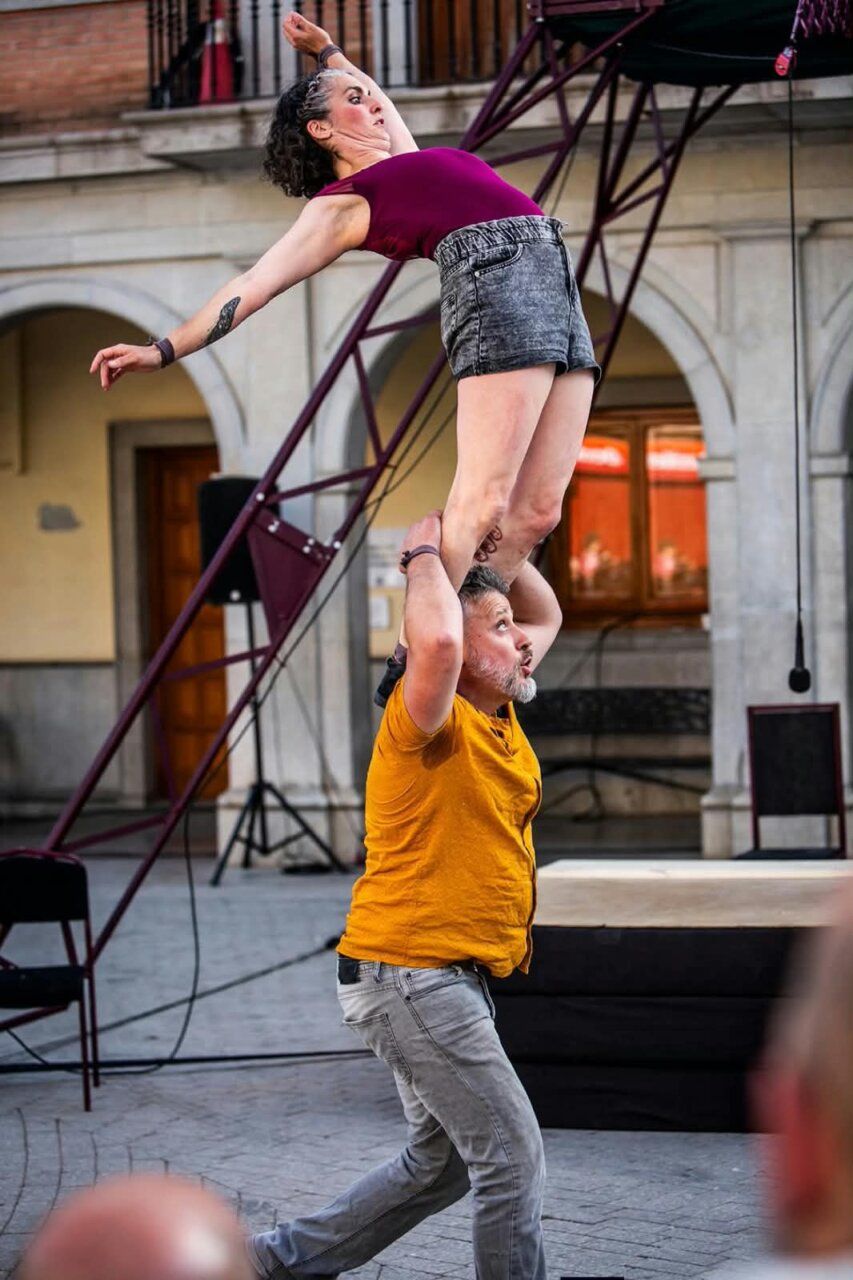 Actuación de circo en el II Festival de Otoño en Las Médulas