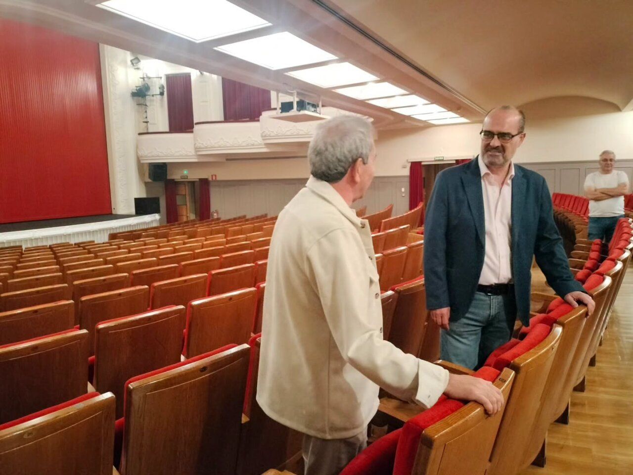 Interior del Teatro Bergidum de Ponferrada con asientos de madera