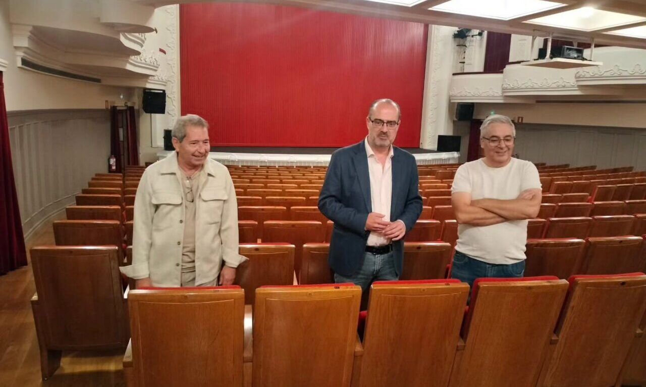 Interior del Teatro Bergidum de Ponferrada con asientos y escenario
