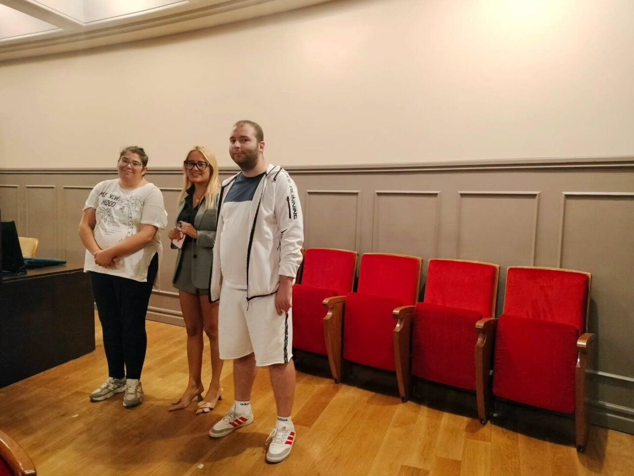 Tres personas en el Teatro Bergidum de Ponferrada con mejoras de accesibilidad