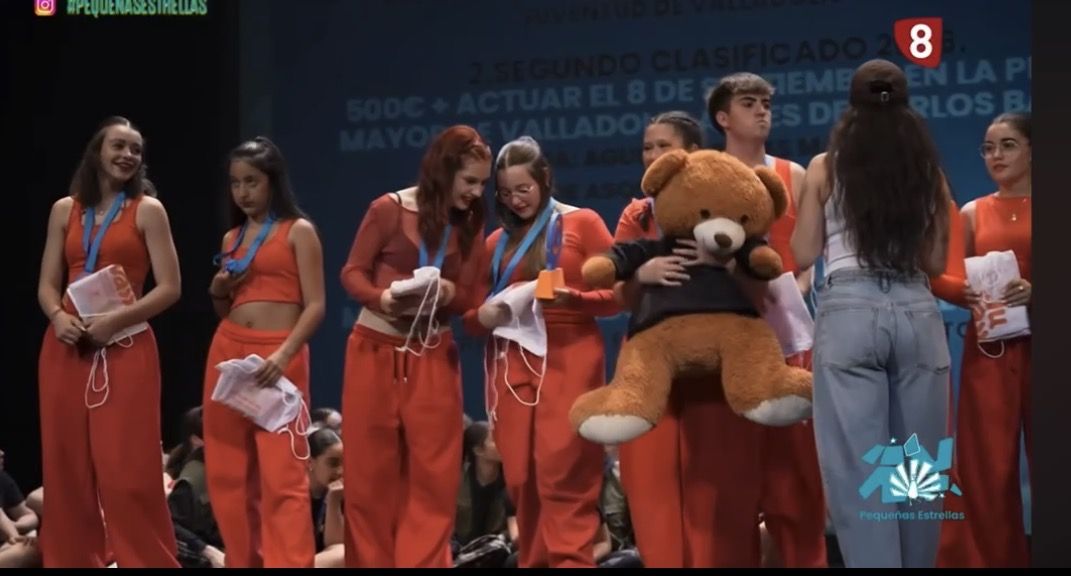 Bailarines de Utopía Dance Studio celebrando su triunfo en el concurso Pequeñas Estrellas