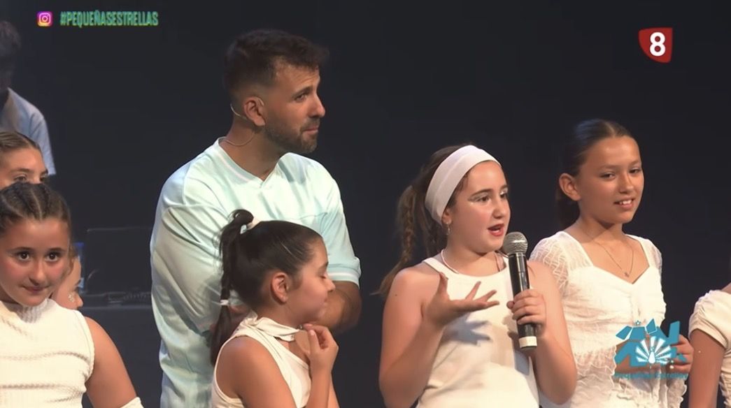 Actuación de jóvenes bailarines en Utopía Dance Studio