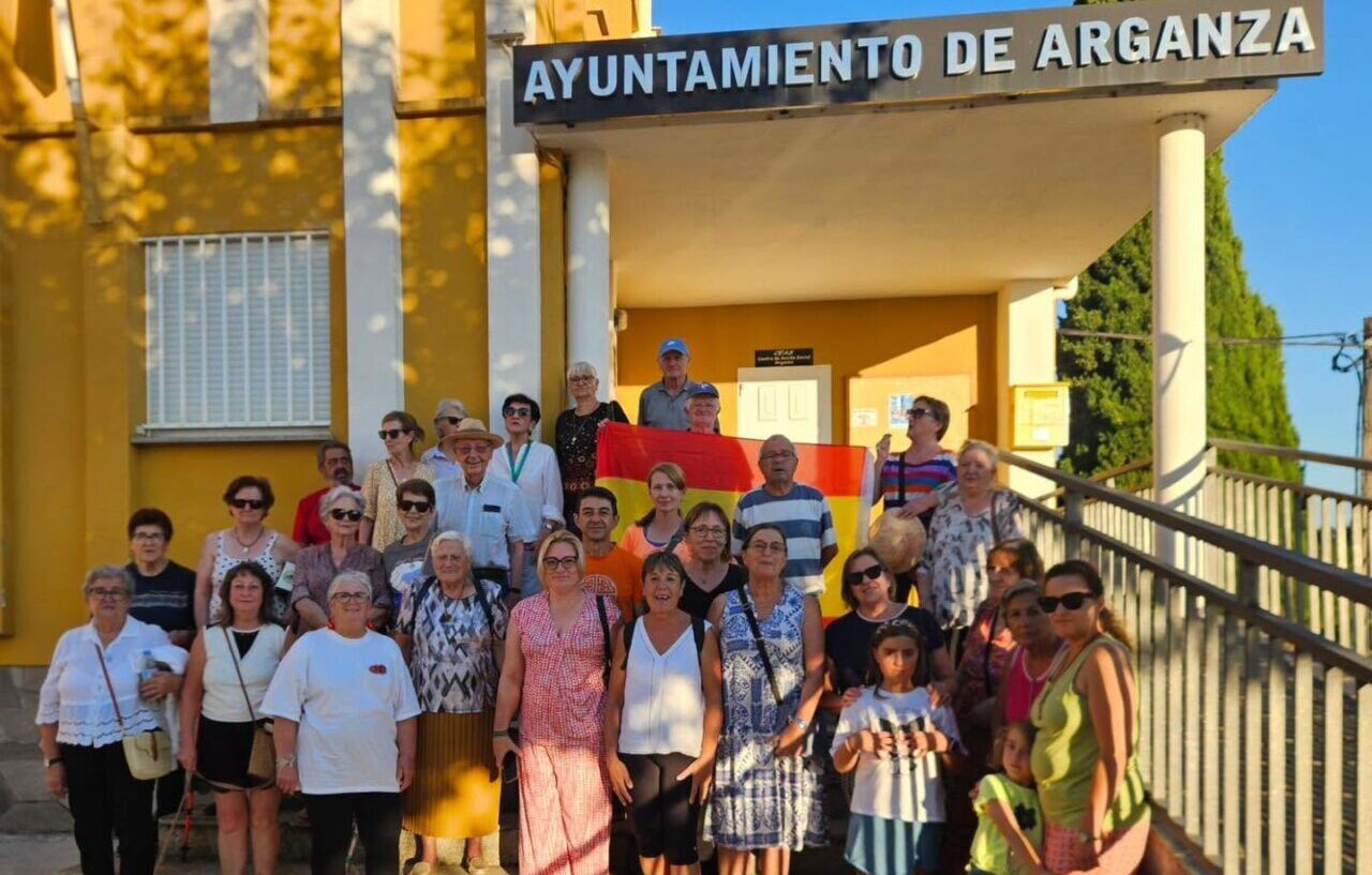 Grupo de vecinos de Arganza mostrando apoyo a Ceuta frente al Ayuntamiento