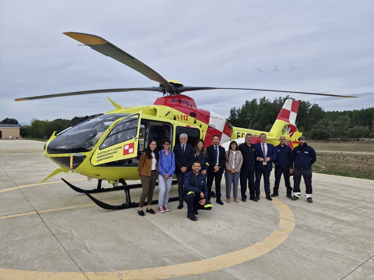Visita de Pedro Gómez de Quero al helicóptero sanitario en la base de Cueto