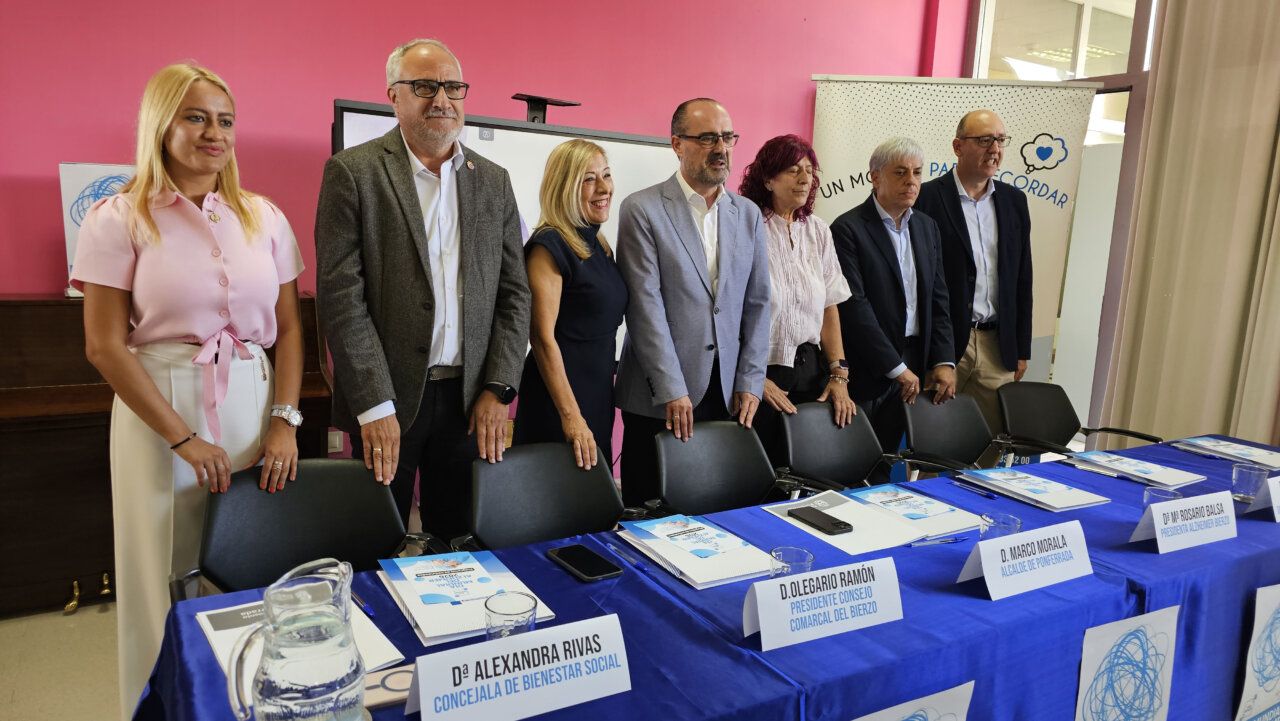 Reunión de AFA Bierzo sobre Alzheimer con varios ponentes en una mesa
