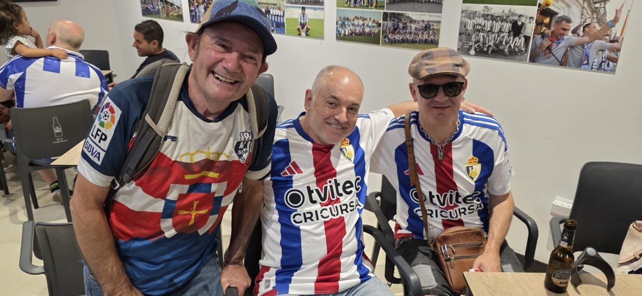 Tres aficionados de la Ponferradina en el Bar El Toralín
