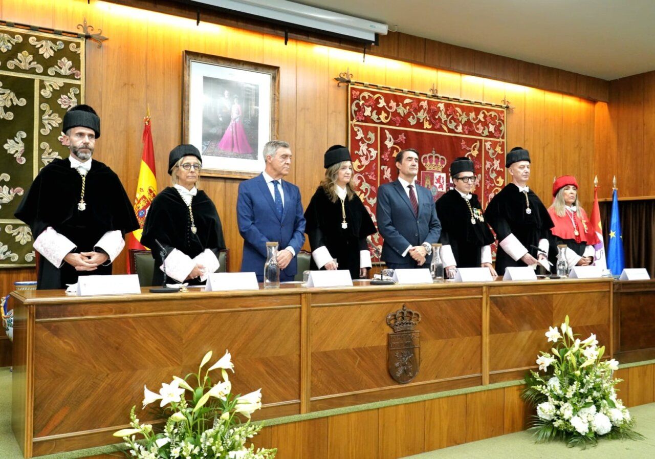 Inauguración del curso académico 2026 en la Universidad de León con autoridades presentes