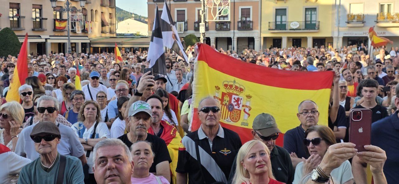Multitudinaria concentración en Ponferrada en apoyo a Ceuta