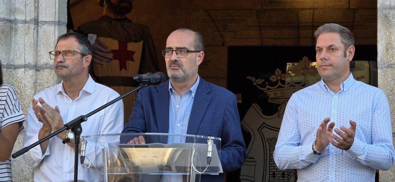 Concentración en Ponferrada en apoyo a Ceuta con ciudadanos y autoridades.