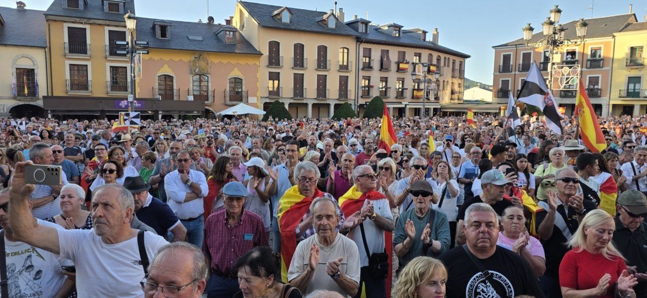 Multitudinaria concentración en Ponferrada en apoyo a Ceuta.