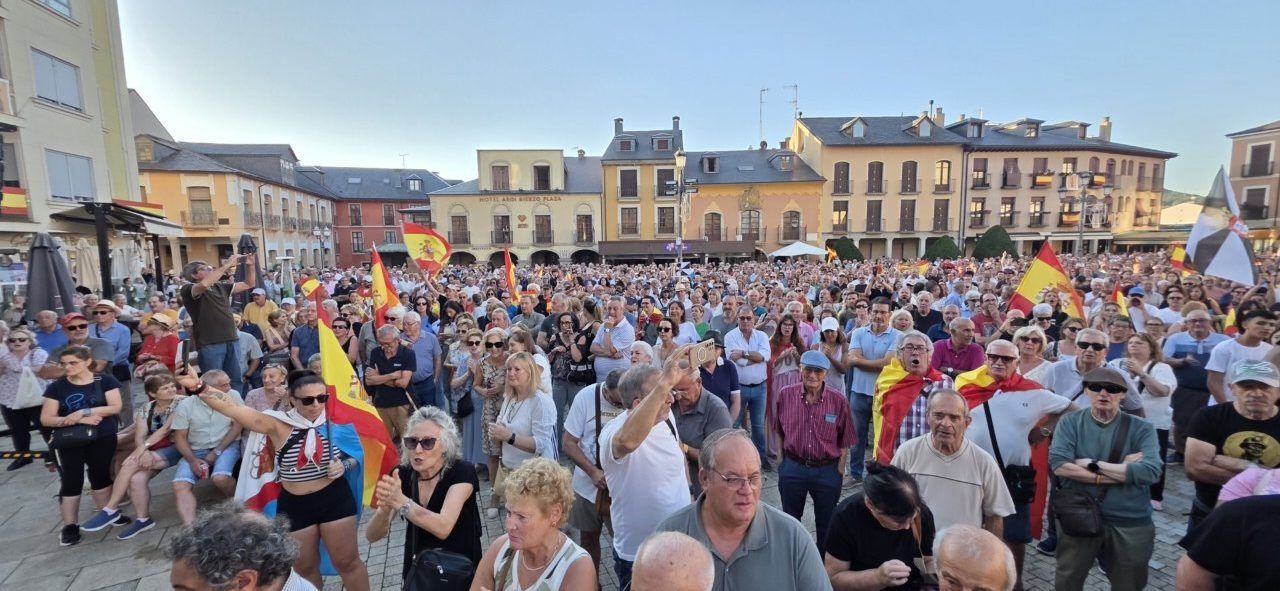 Multitudinaria concentración en Ponferrada en apoyo a Ceuta