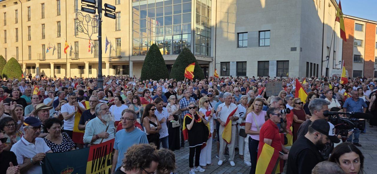Multitud de personas en Ponferrada apoyando a Ceuta con banderas españolas.