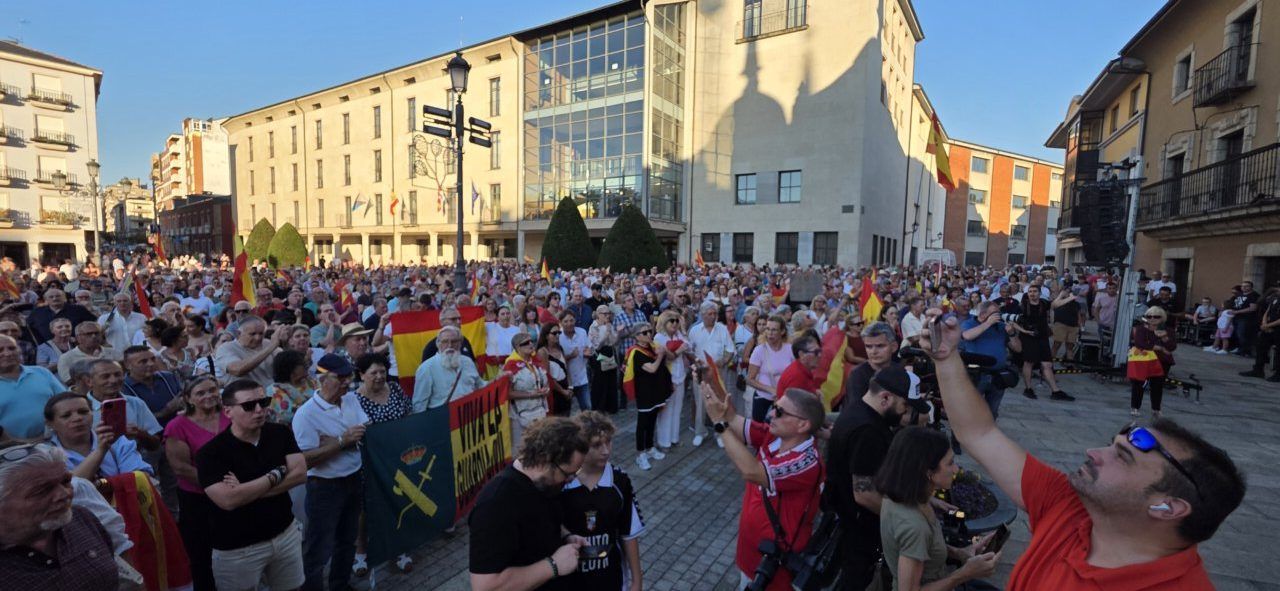 Multitudinaria concentración en Ponferrada en apoyo a Ceuta