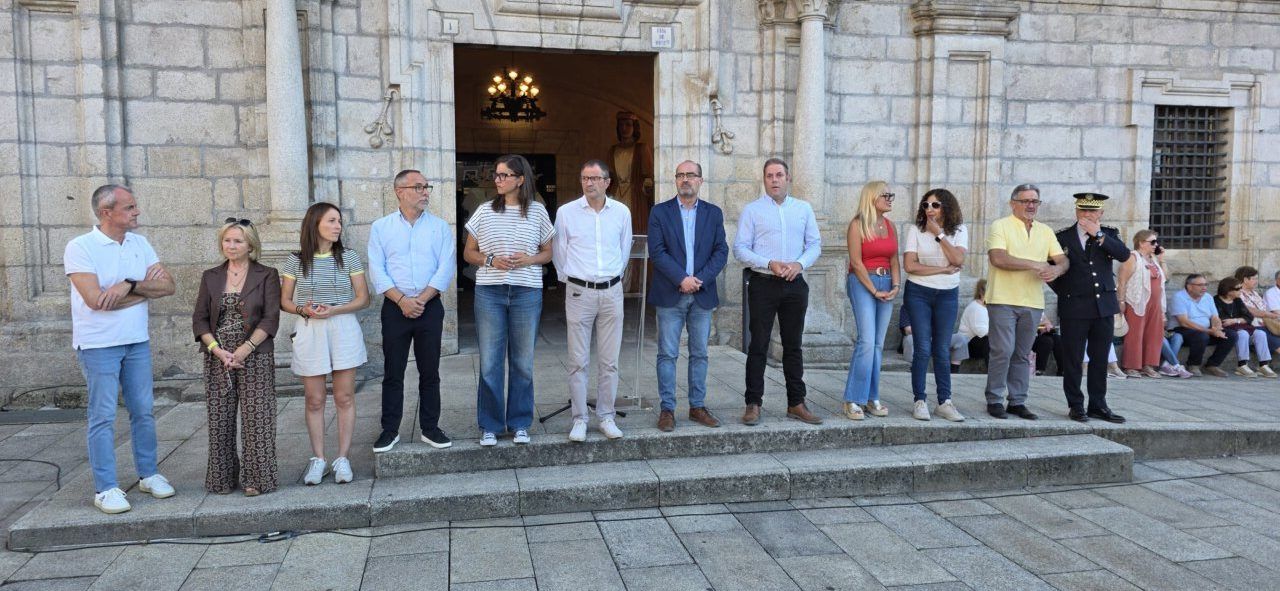 Concentración en Ponferrada en apoyo a Ceuta con varias personas presentes.