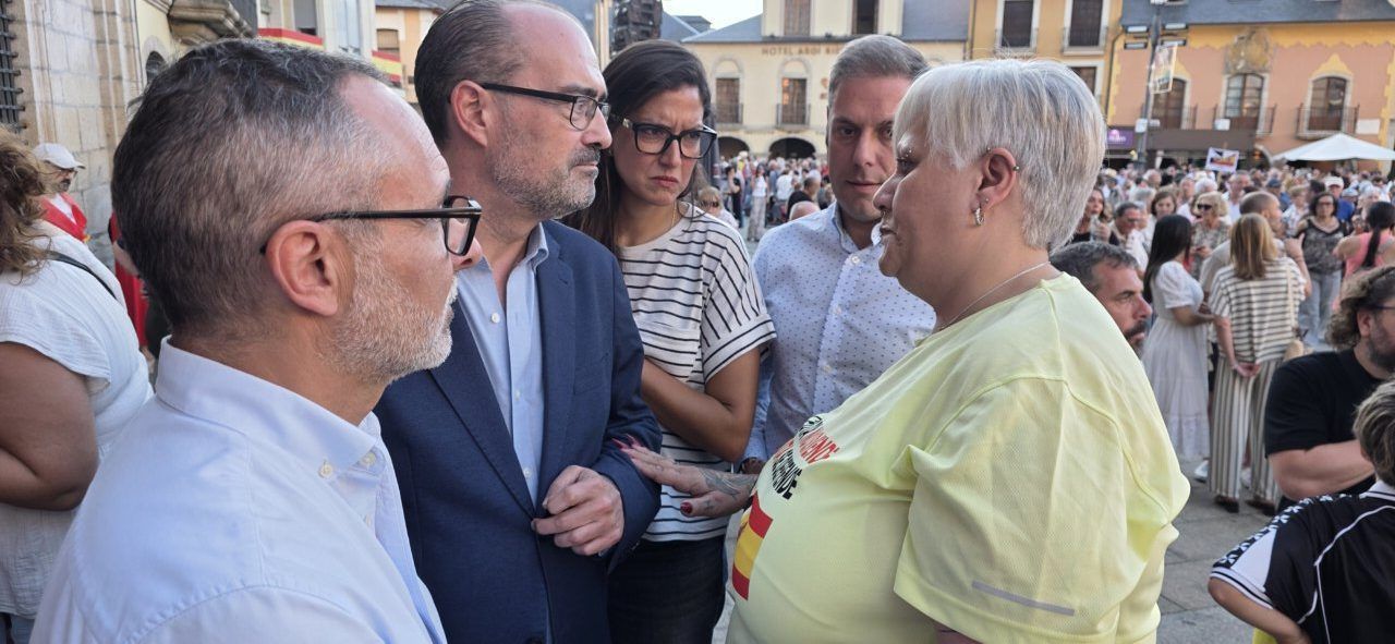 Concentración en Ponferrada en apoyo a Ceuta con ciudadanos reunidos.