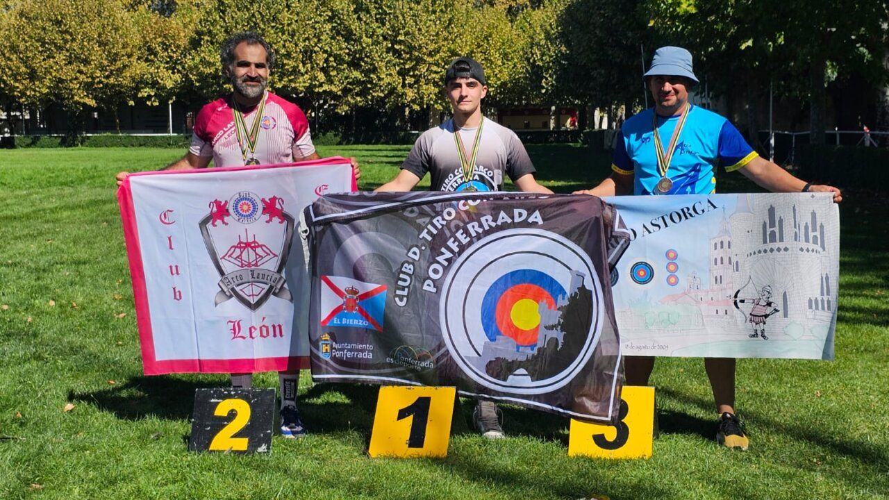 Tres hombres sosteniendo banderas en un evento de tiro con arco